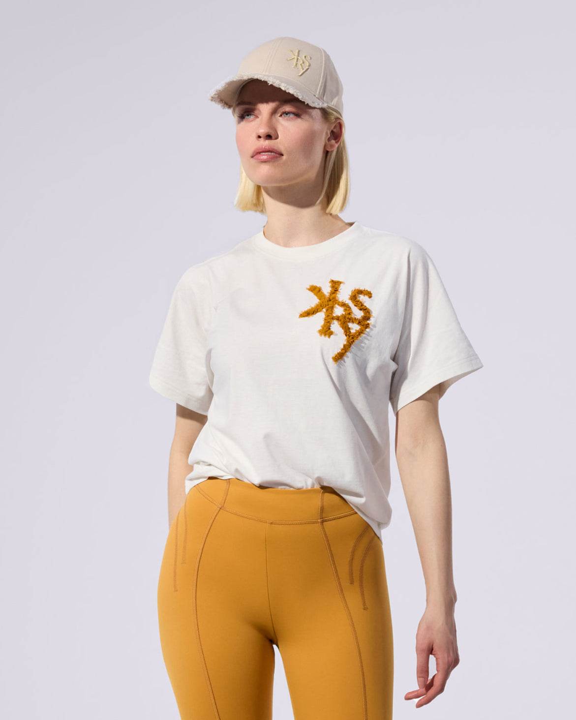 
                    
                      Oversize T-Shirt Flowers - KERSY STRAUSS
                    
                  