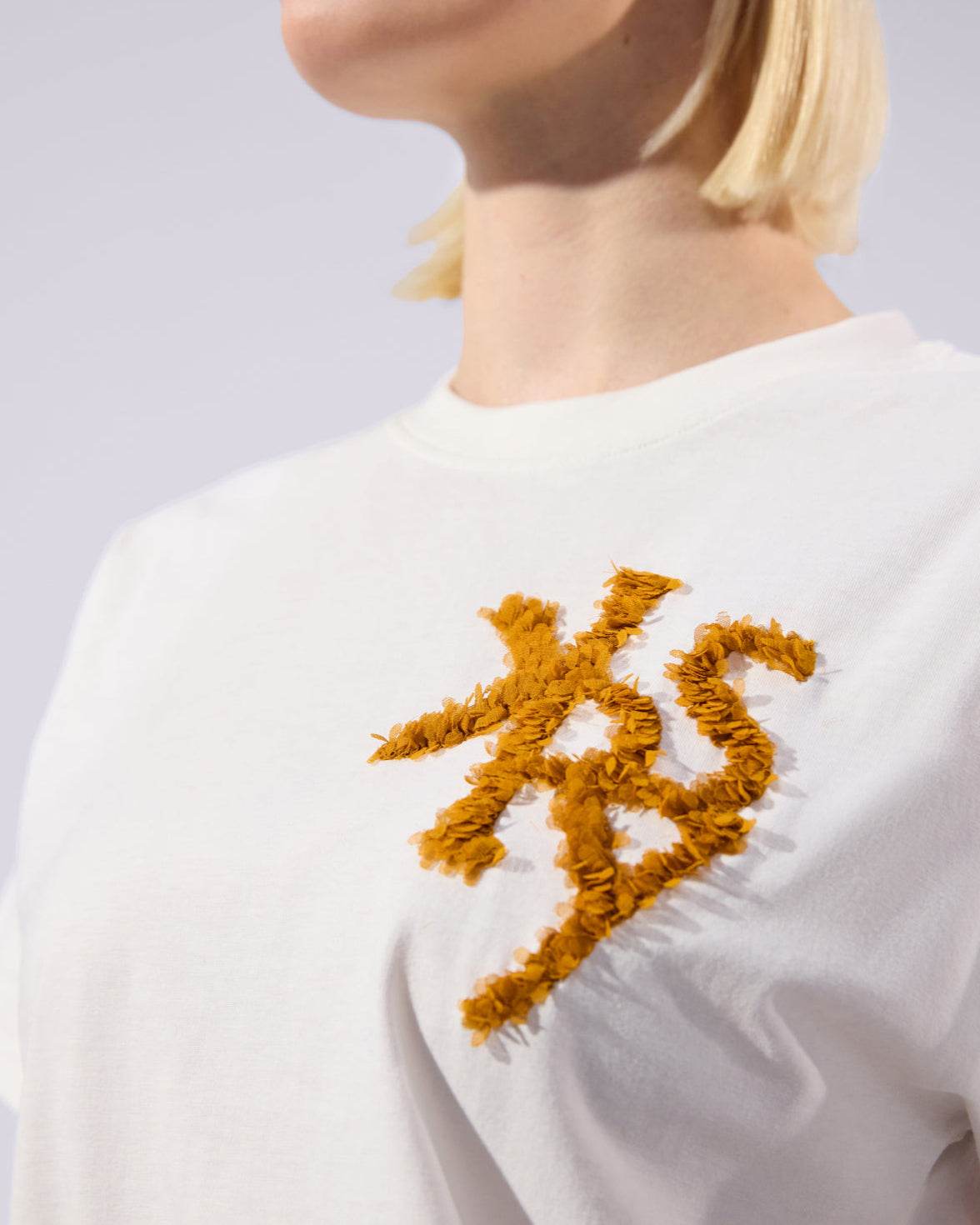 
                    
                      Oversize T-Shirt Flowers - KERSY STRAUSS
                    
                  