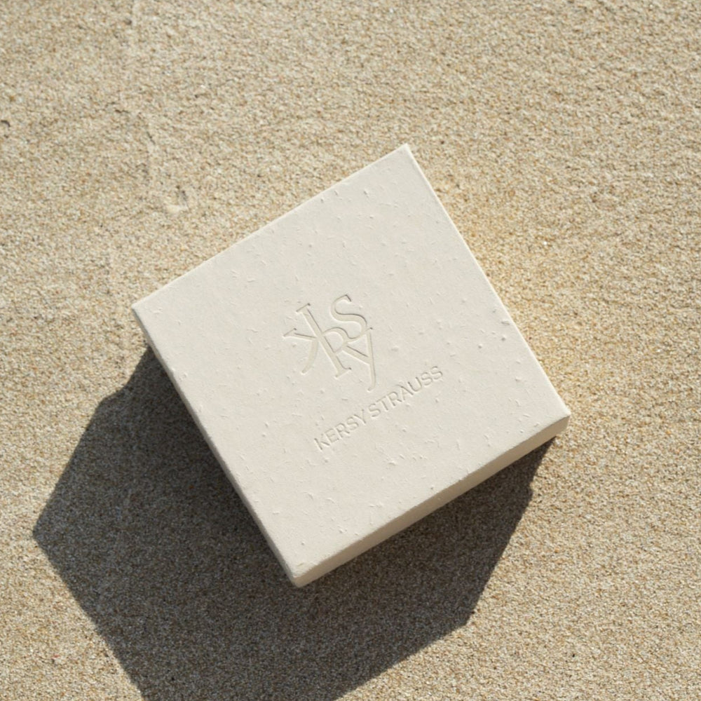
                  
                    Papier Jewelbox auf den Sand am Strand setzen
                  
                