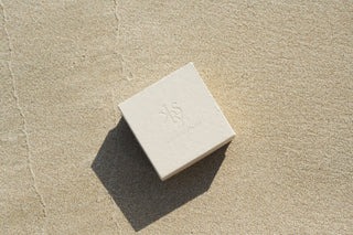 Papier Jewelbox auf den Sand am Strand setzen