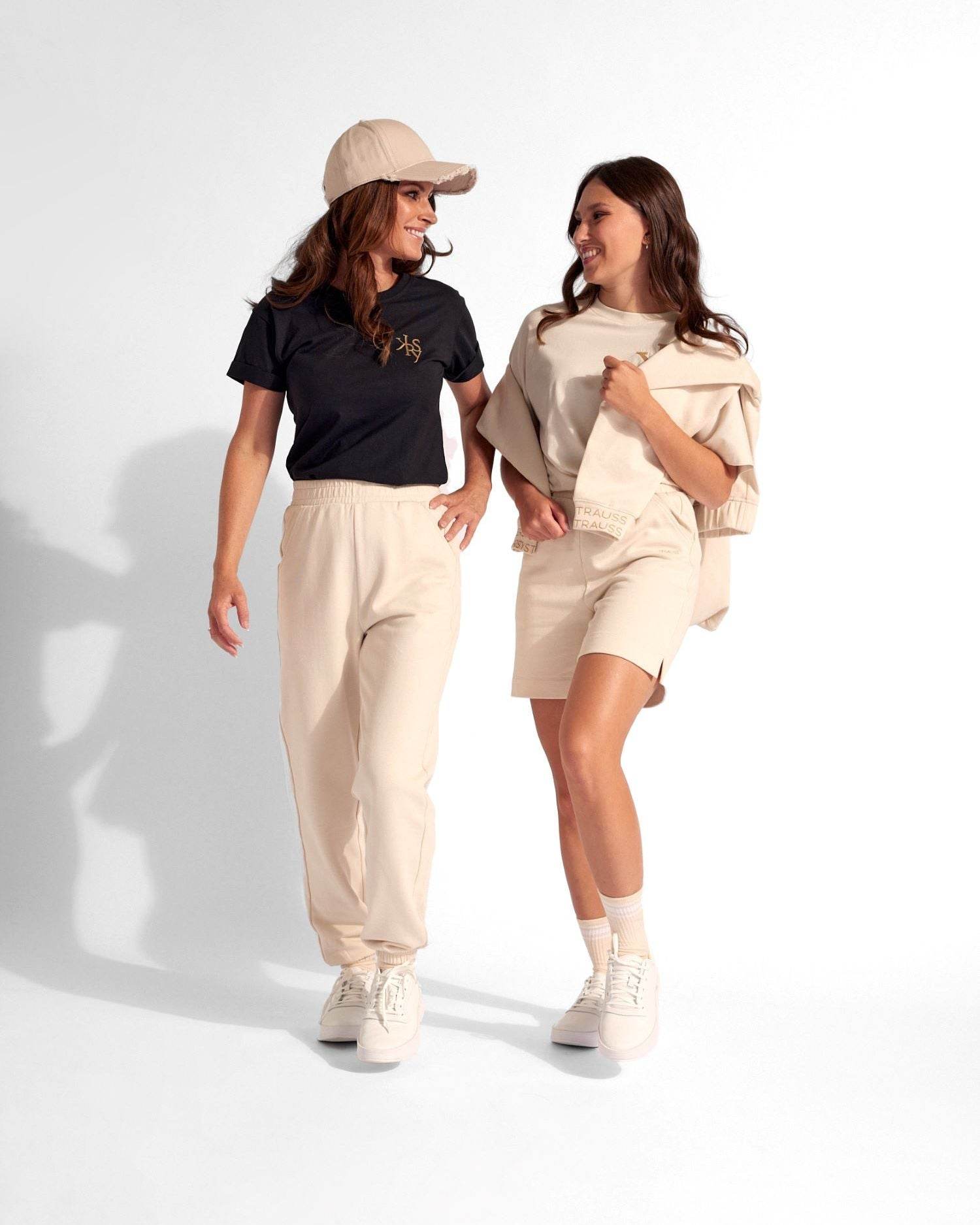 
                    
                      KERSY Studio Oversize T-Shirt - KERSY STRAUSS
                    
                  