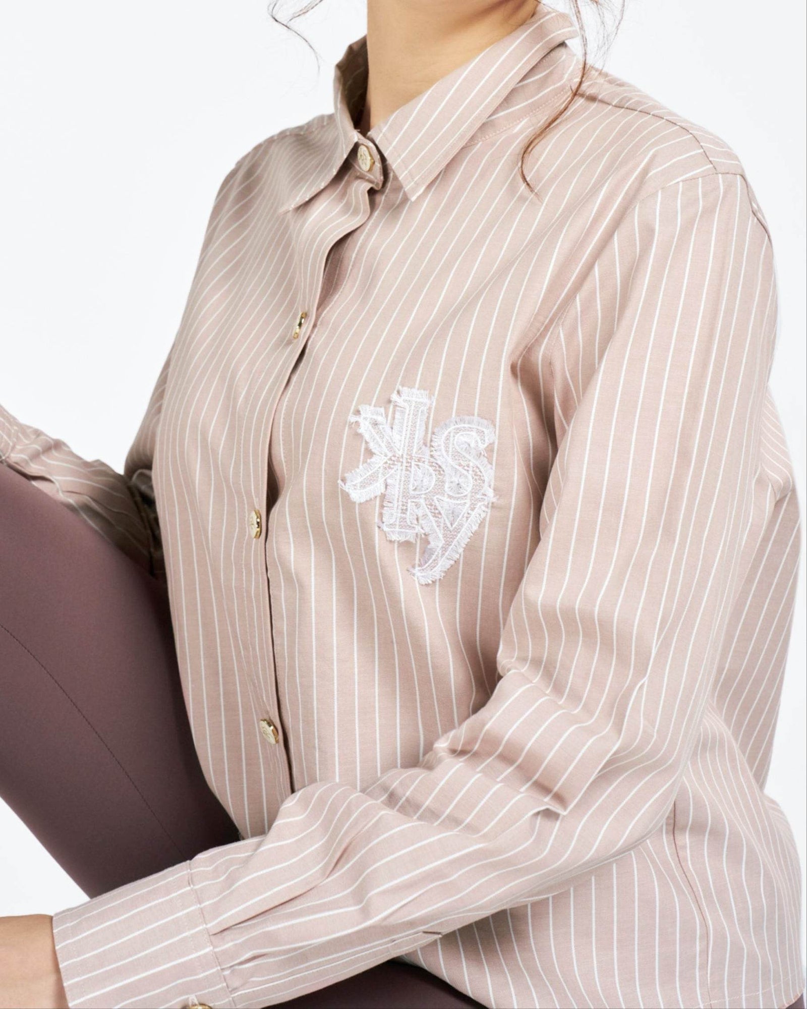 
                    
                      KERSY Studio Short Blouse - KERSY STRAUSS
                    
                  