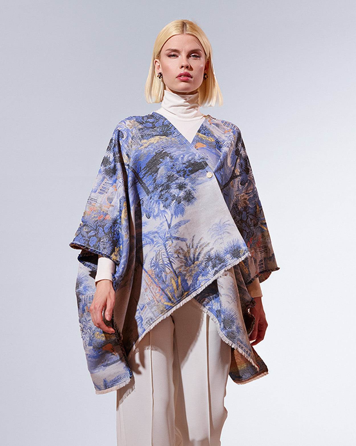 
                    
                      La Baja Poncho - KERSY STRAUSS
                    
                  