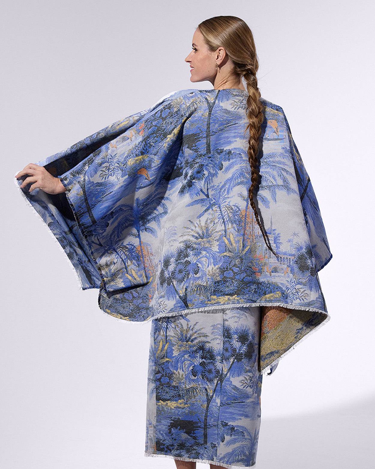 
                    
                      La Baja Poncho - KERSY STRAUSS
                    
                  