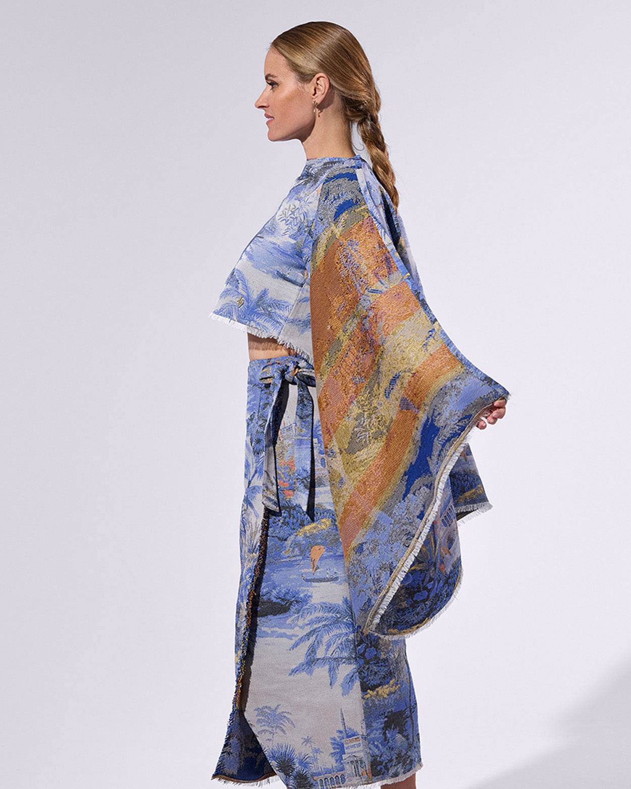 
                    
                      La Baja Poncho - KERSY STRAUSS
                    
                  