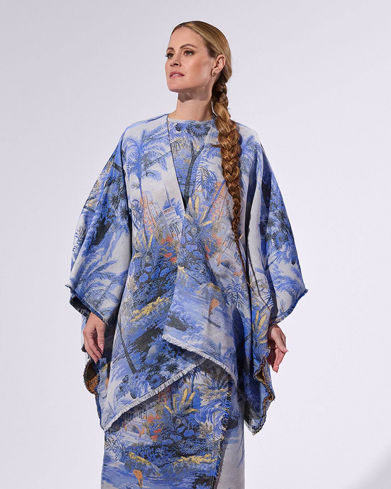 
                    
                      La Baja Poncho - KERSY STRAUSS
                    
                  