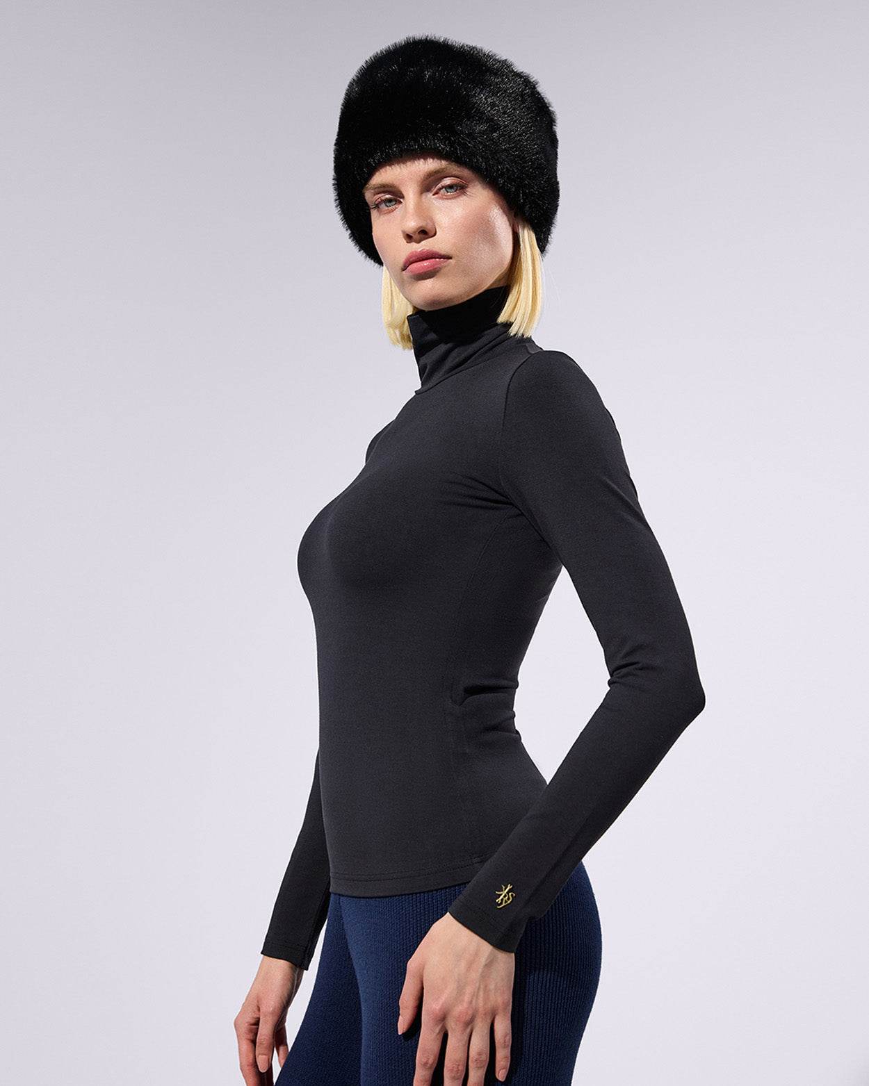 
                    
                      Turtle Neck Longsleeve - KERSY STRAUSS
                    
                  