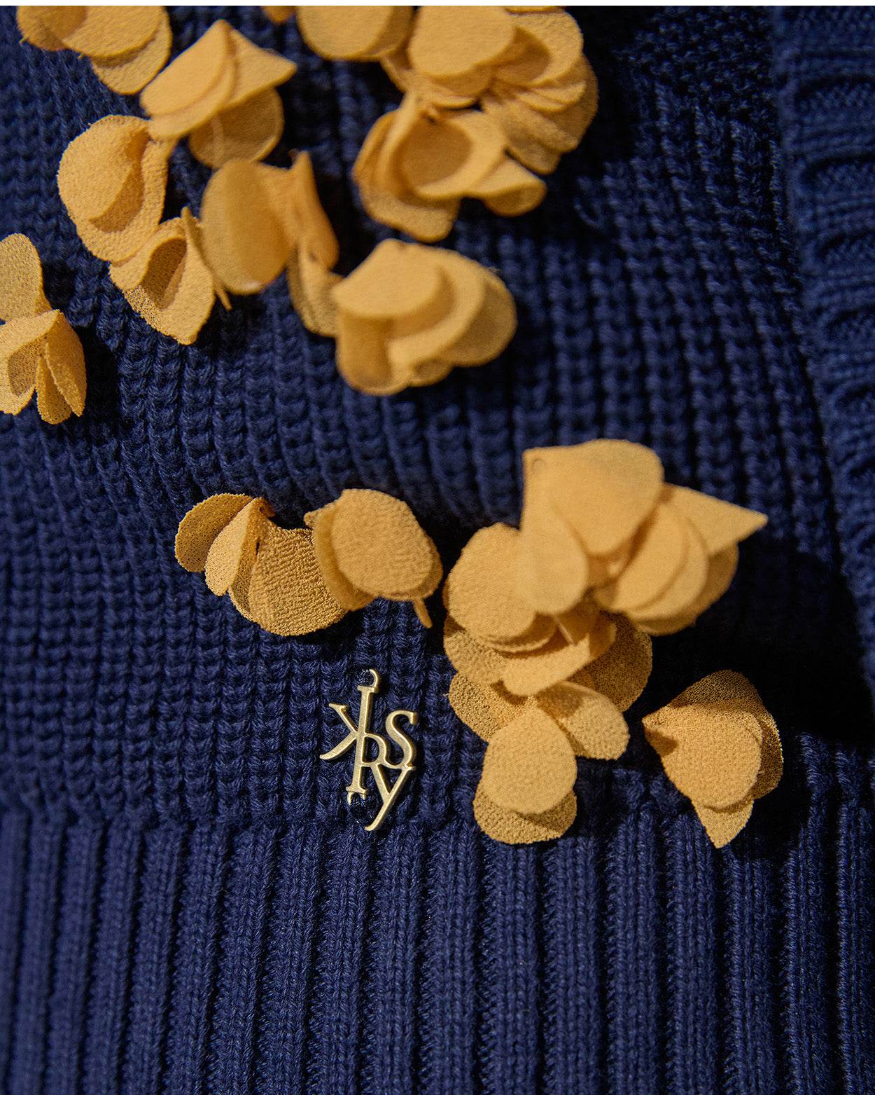 
                    
                      Knit Top Flowers - KERSY STRAUSS
                    
                  